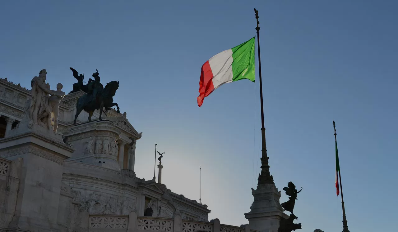 Crea un sito web di successo personalizzato per Italia, con la lingua italiana,  la valuta {CURRENCY},  fuso orario {TIME},  località di Italia ...