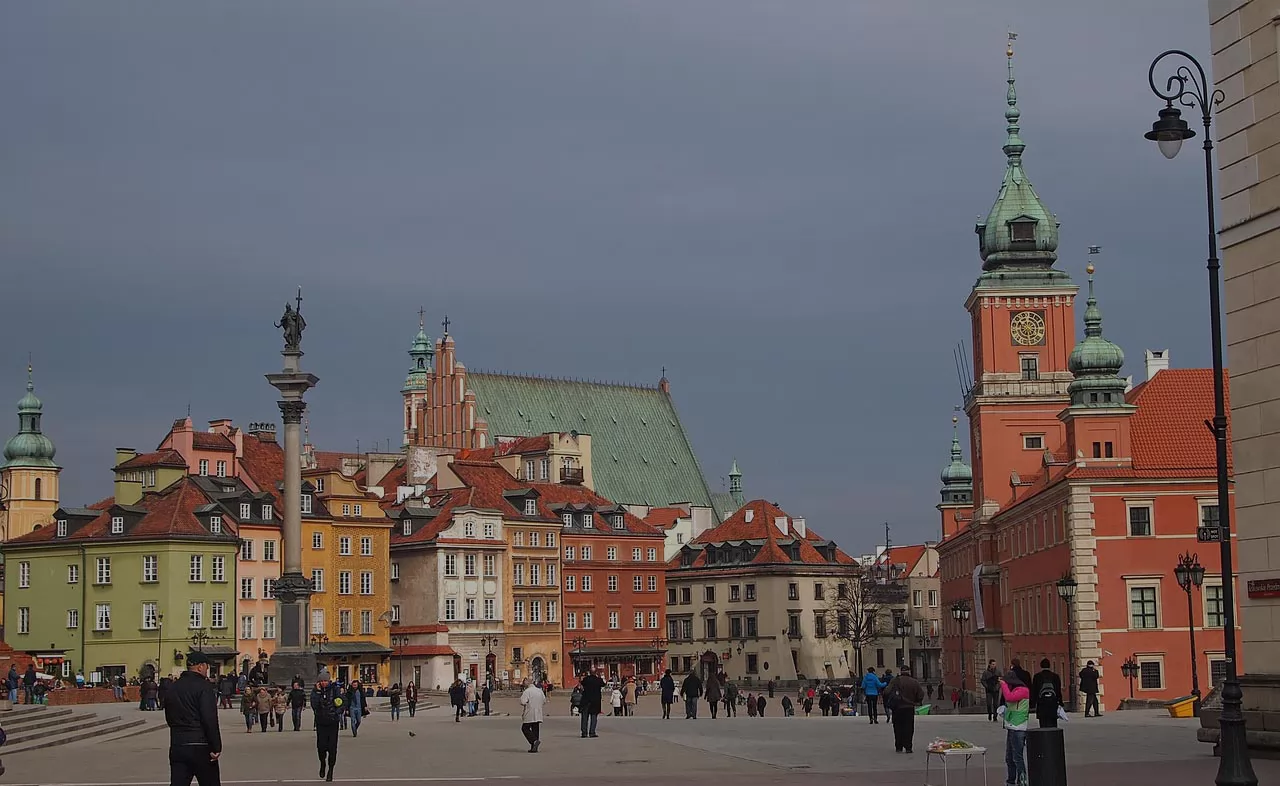 Utwórz udaną witrynę dostosowaną do Polska, z językiem {LANGUAGE},  walutą {CURRENCY}, strefa czasowa {TIME},  lokalizacje Polska ...